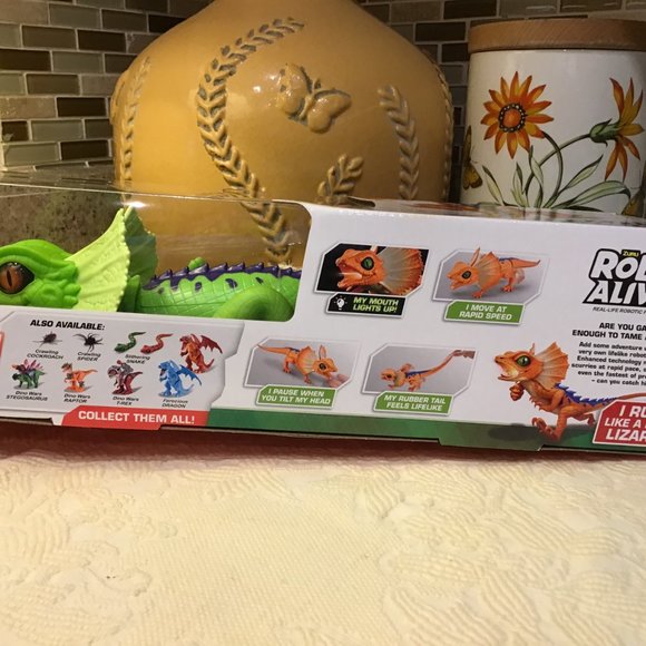 Robo Alive Lurking Lizard Battery-Powered Robotic Toy (Green + Blue) by ZURU - Picture 3 of 3